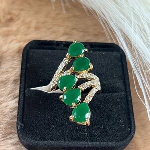Elegant Green and Gold Women's Ring